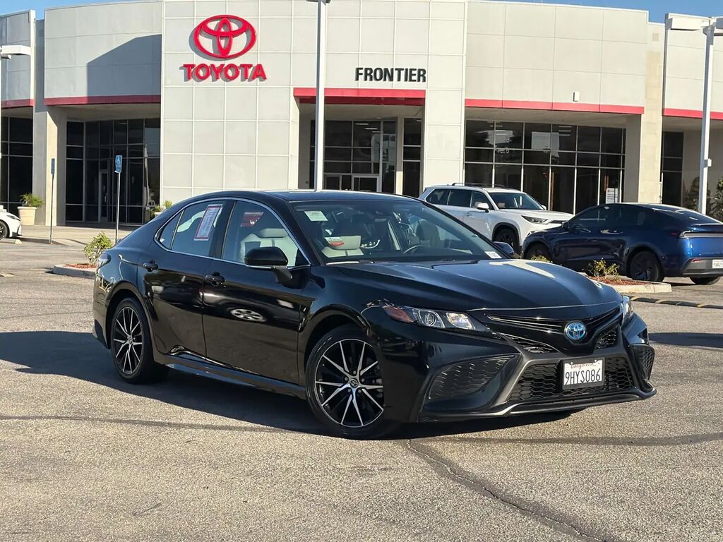 2024 Toyota Camry Hybrid SE — photo 1 of 13