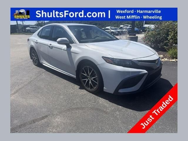 2022 Toyota Camry Hybrid SE — photo 1 of 12