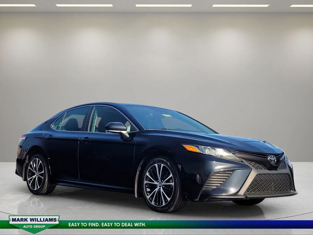 2020 Toyota Camry SE — photo 1 of 25