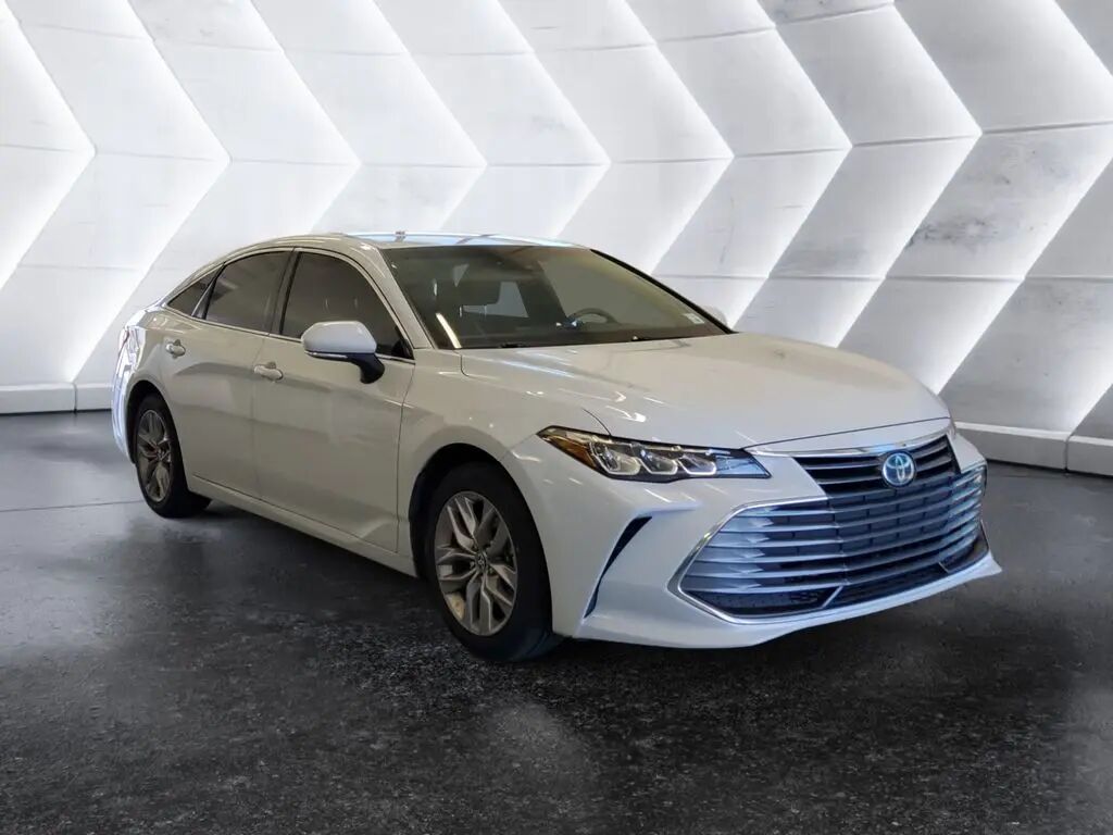 2022 Toyota Avalon Hybrid XLE — photo 1 of 13