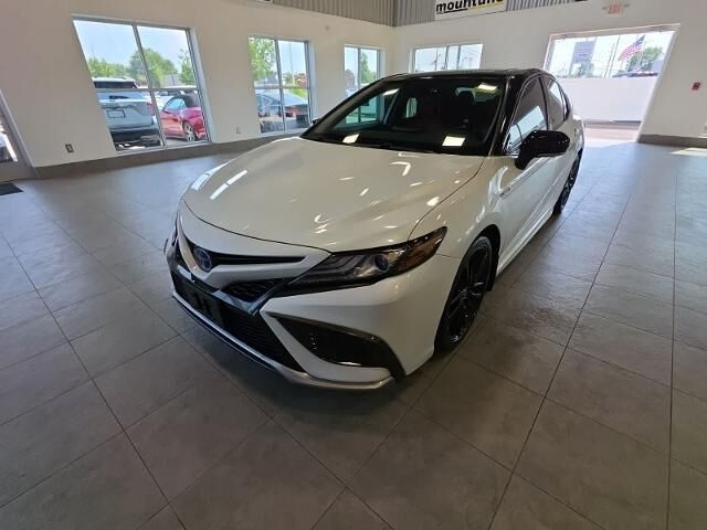 2021 Toyota Camry Hybrid XSE — photo 1 of 26