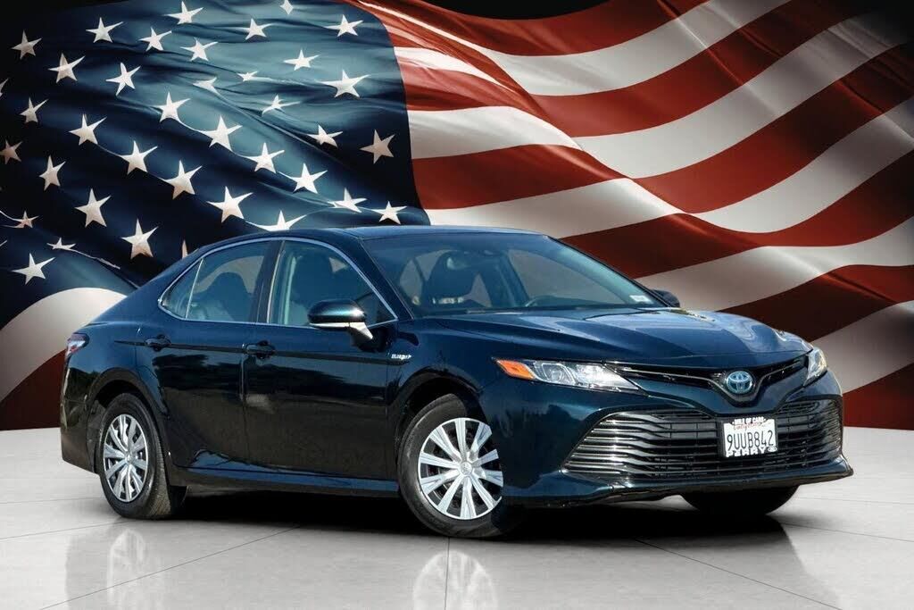 2020 Toyota Camry Hybrid LE — photo 1 of 42