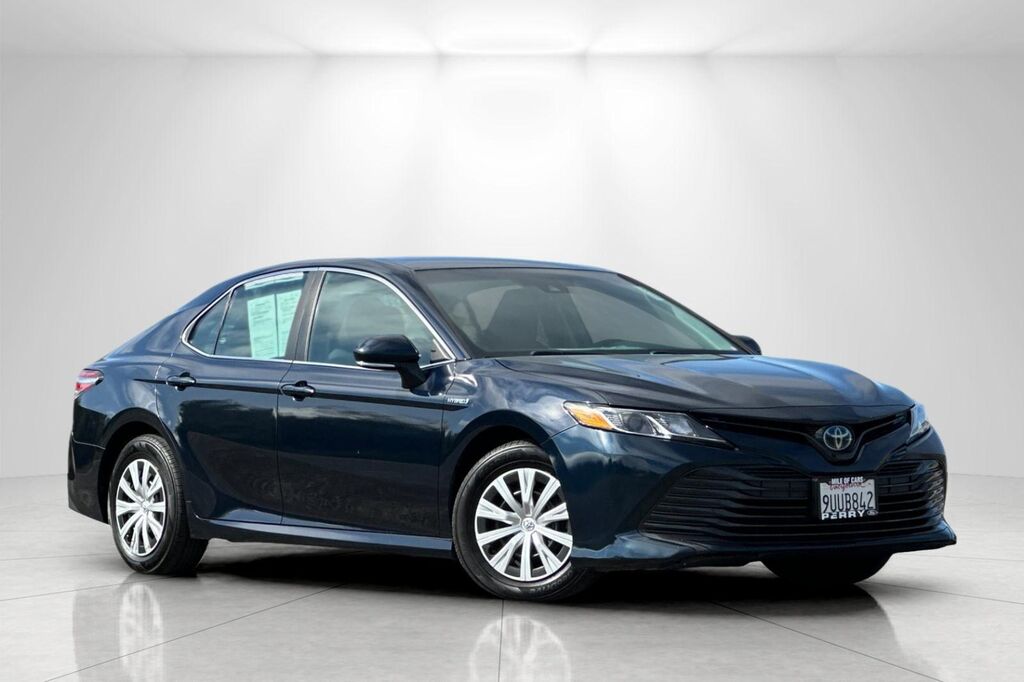 2020 Toyota Camry Hybrid LE — photo 1 of 1