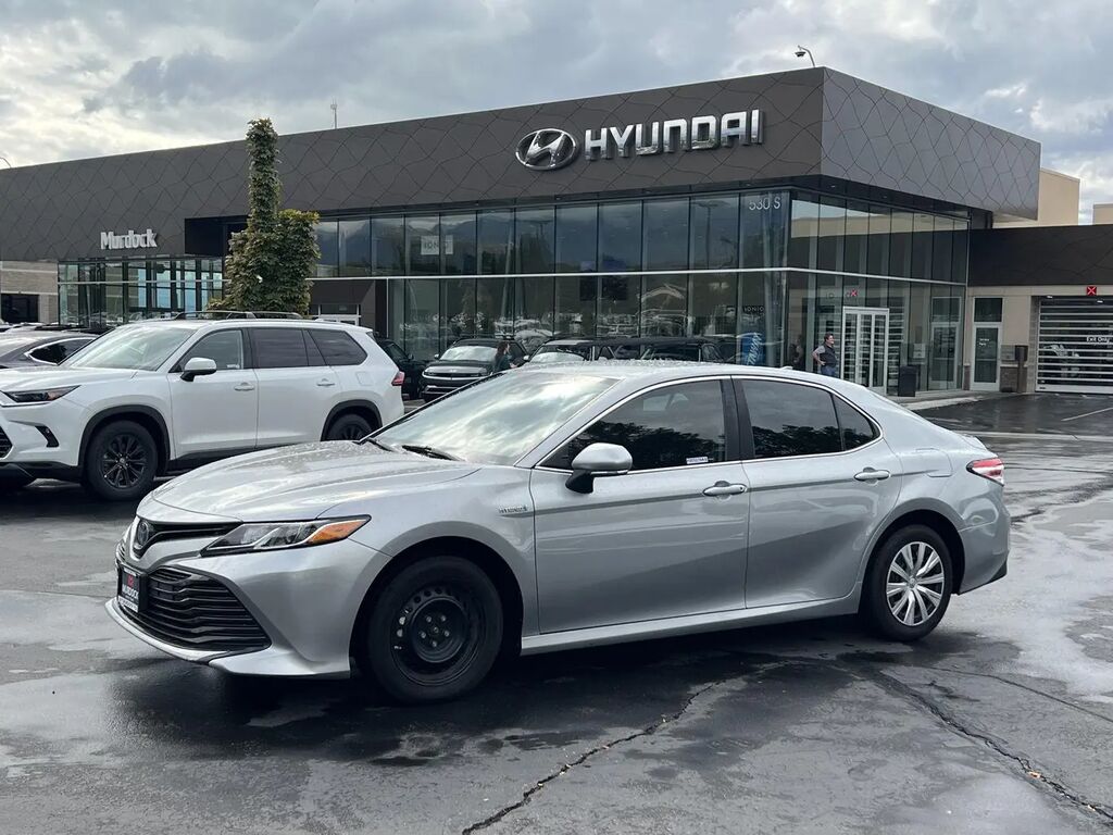 2020 Toyota Camry Hybrid LE — photo 1 of 13
