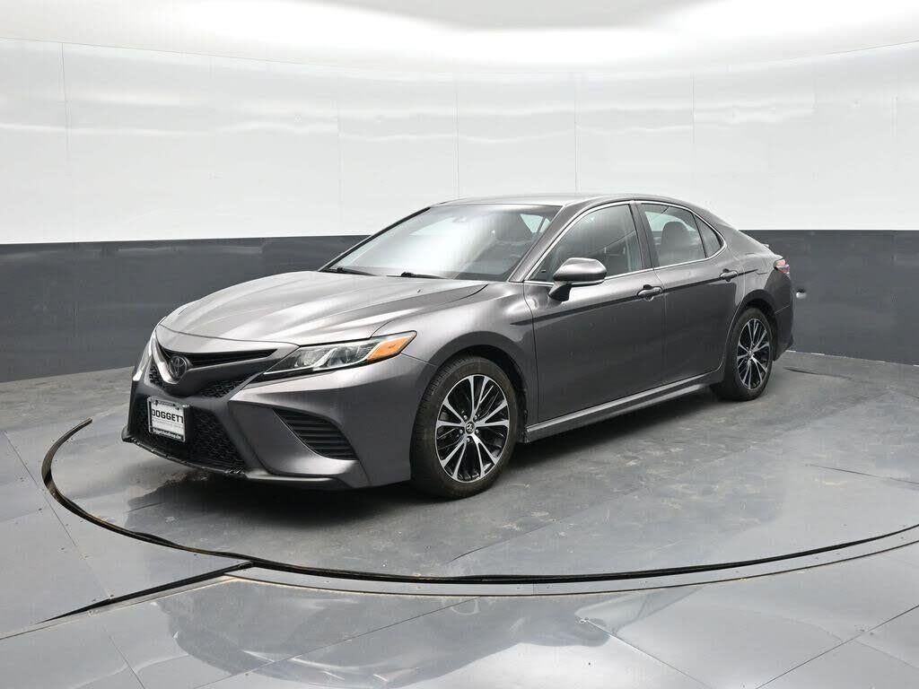 2020 Toyota Camry SE — photo 1 of 1