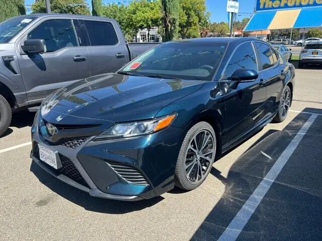 2020 Toyota Camry SE — photo 1 of 9