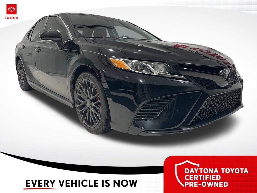 2020 Toyota Camry SE — photo 1 of 10