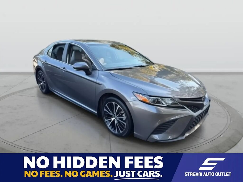 2020 Toyota Camry SE — photo 1 of 10