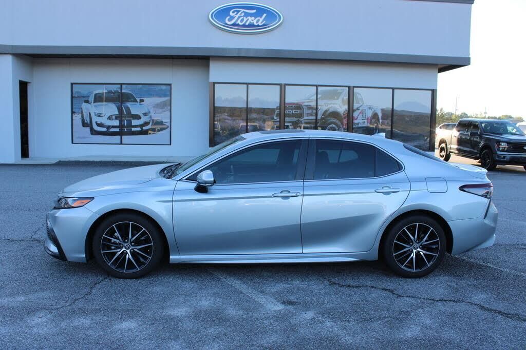2022 Toyota Camry SE — photo 1 of 1