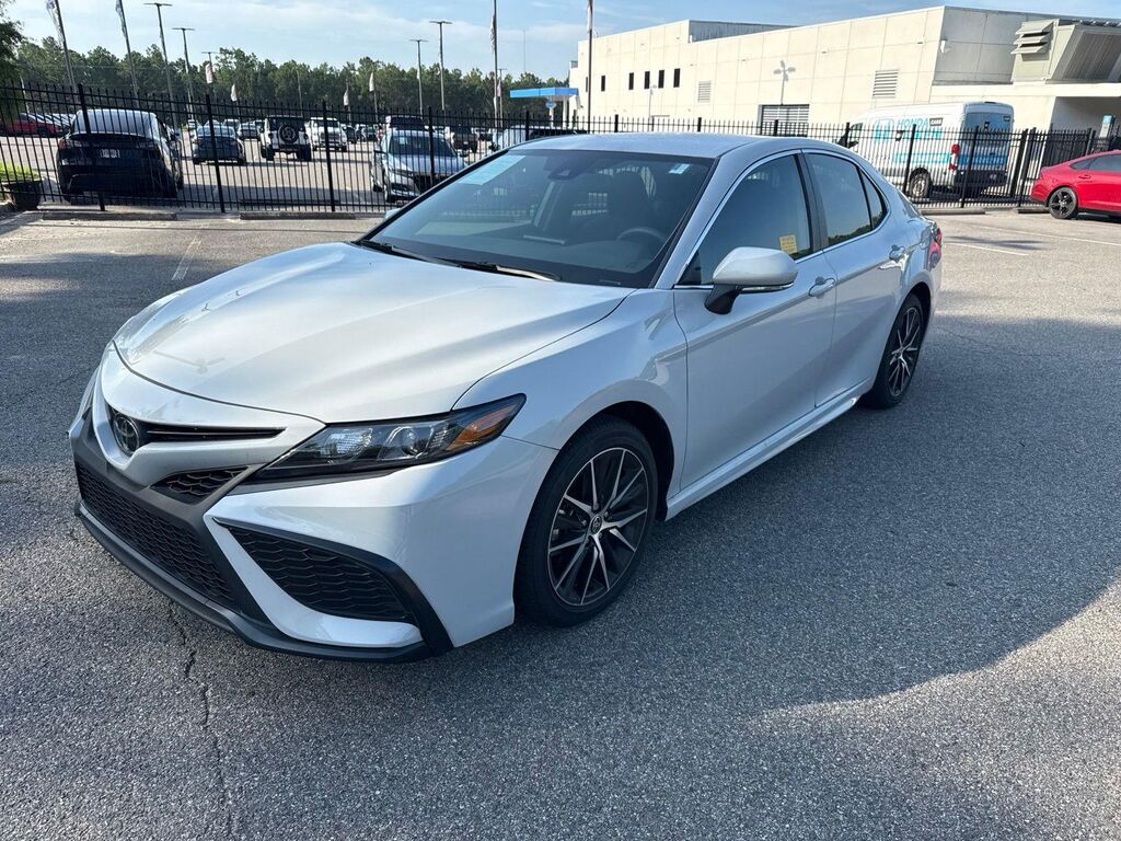 2024 Toyota Camry SE — photo 1 of 8