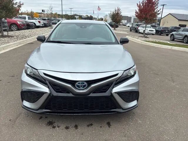 2022 Toyota Camry Hybrid SE
