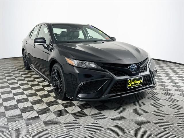2022 Toyota Camry Hybrid SE