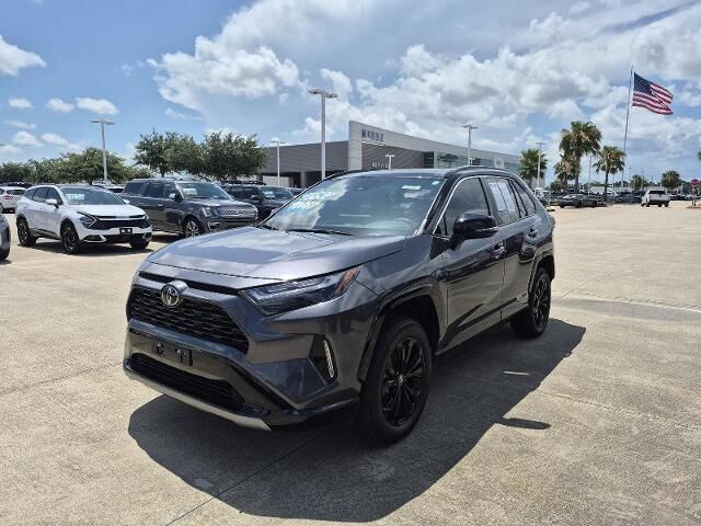 2025 Toyota RAV4 Hybrid XSE — photo 1 of 13