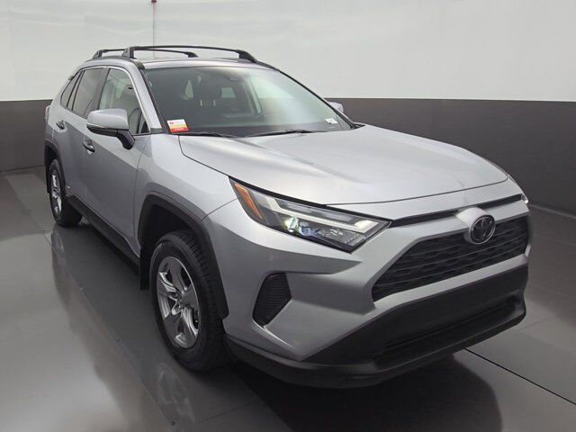 2025 Toyota RAV4 Hybrid LE — photo 1 of 13