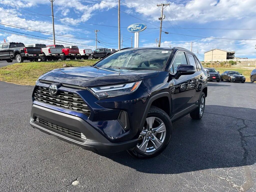 2025 Toyota RAV4 Hybrid XLE — photo 1 of 13