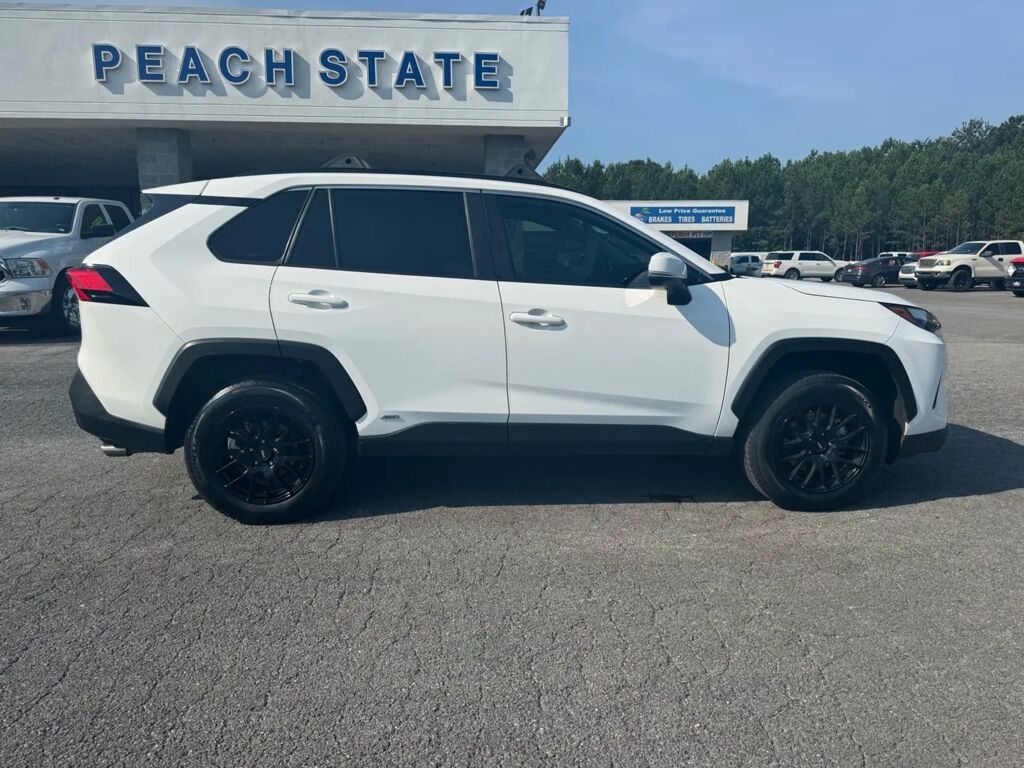 2022 Toyota RAV4 Hybrid XLE — photo 1 of 13