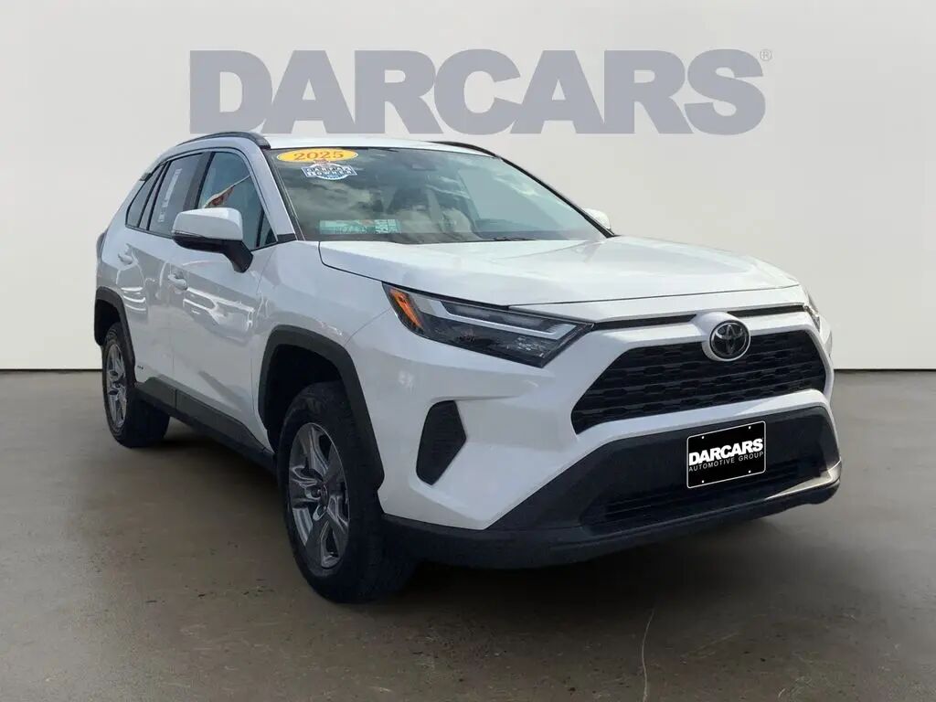 2025 Toyota RAV4 Hybrid XLE — photo 1 of 13