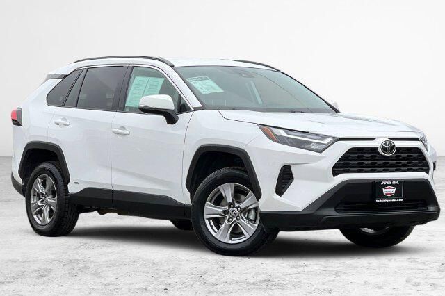 2025 Toyota RAV4 Hybrid XLE — photo 1 of 13