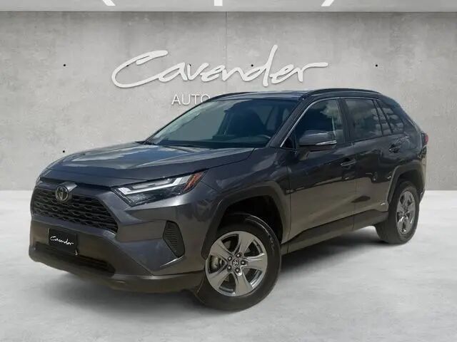 2025 Toyota RAV4 Hybrid XLE — photo 1 of 13
