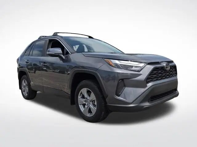 2025 Toyota RAV4 Hybrid XLE — photo 1 of 12