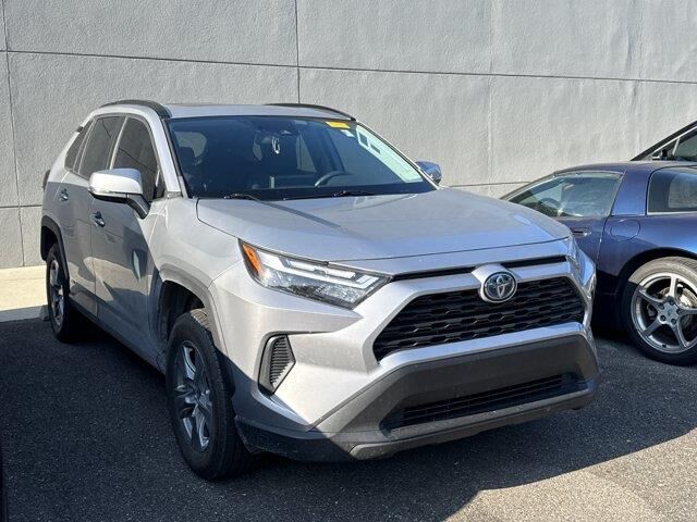 2022 Toyota RAV4 Hybrid XLE — photo 1 of 33