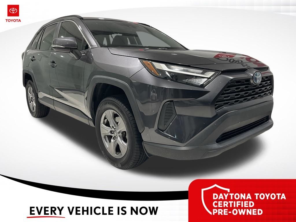 2022 Toyota RAV4 XLE — photo 1 of 10