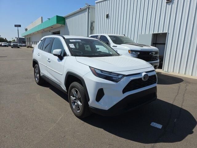 2025 Toyota RAV4 Hybrid XLE — photo 1 of 5
