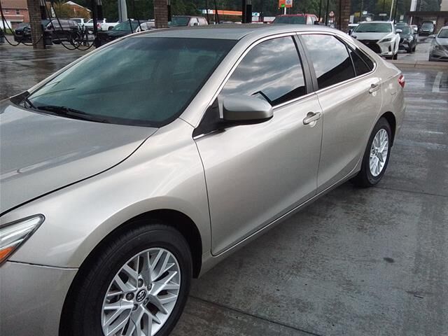 2016 Toyota Camry LE — photo 1 of 1