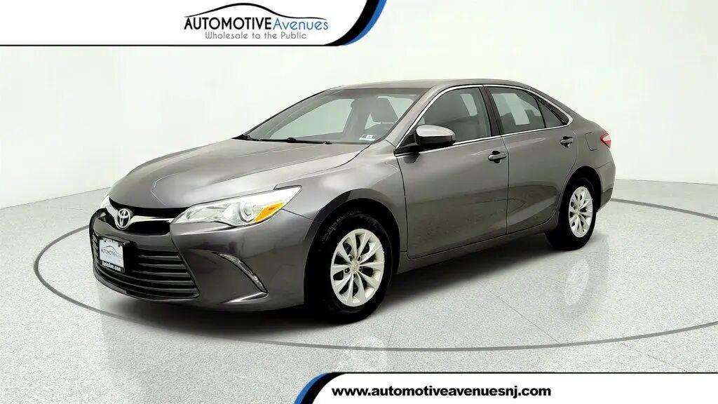 2015 Toyota Camry SE — photo 1 of 13