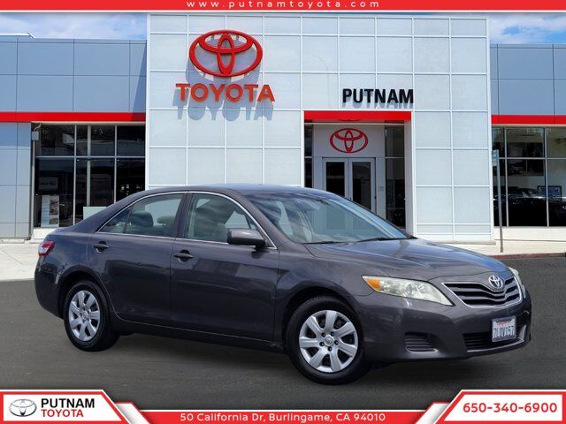 2011 Toyota Camry LE — photo 1 of 1