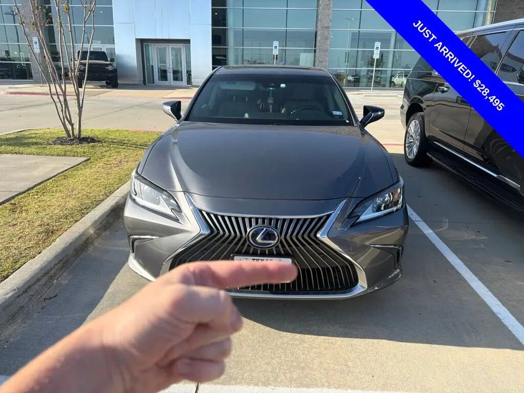 2020 Lexus ES 300h Base — photo 1 of 3