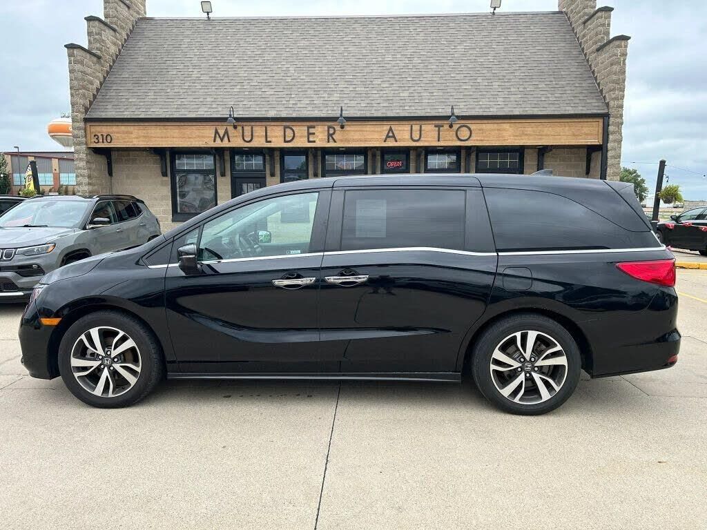 2023 Honda Odyssey Touring — photo 1 of 5