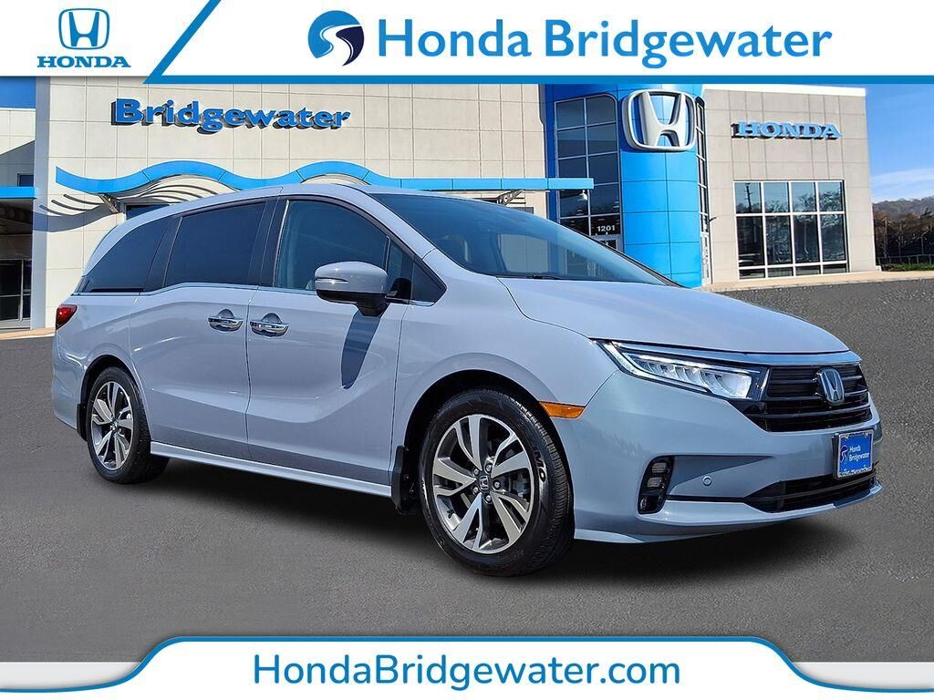 2023 Honda Odyssey Touring — photo 1 of 13