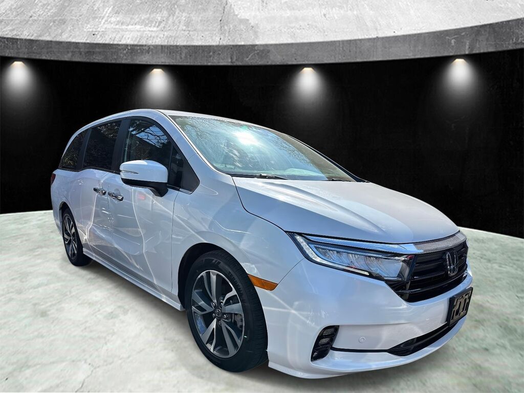 2023 Honda Odyssey Touring — photo 1 of 26