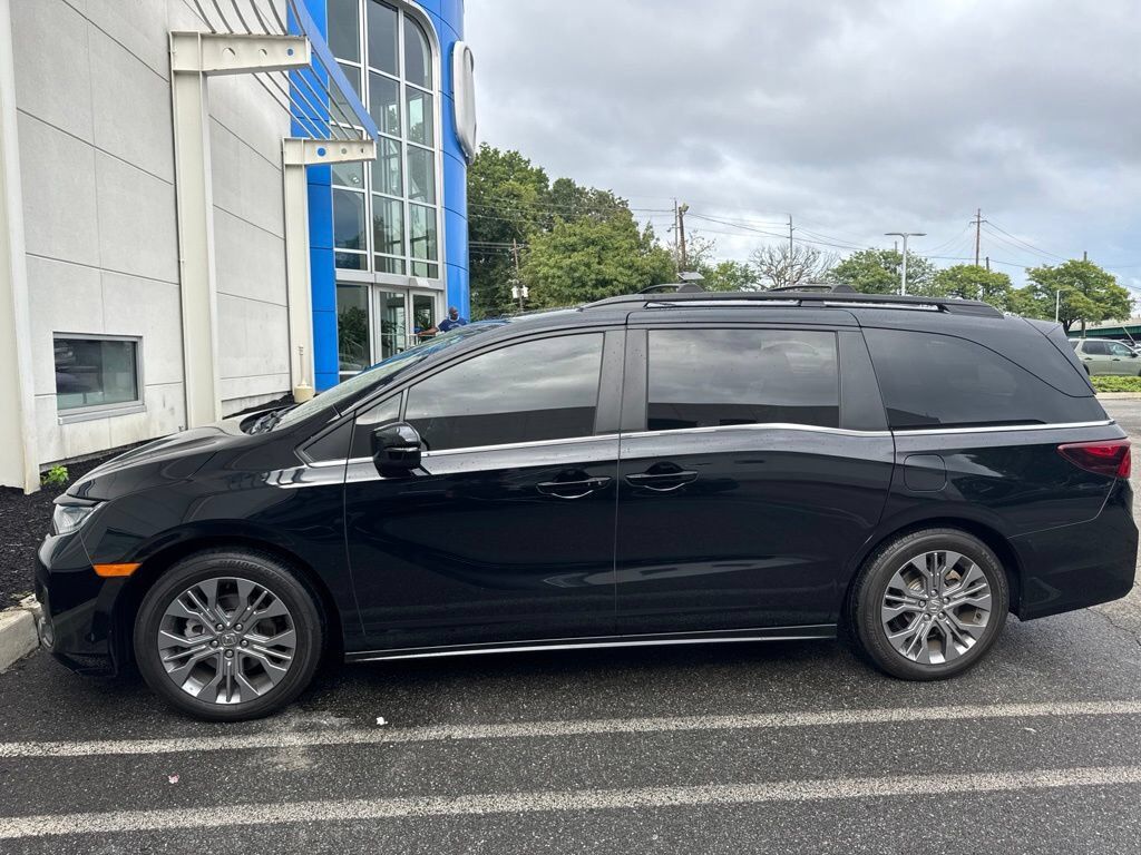 2025 Honda Odyssey TOURING — photo 1 of 7