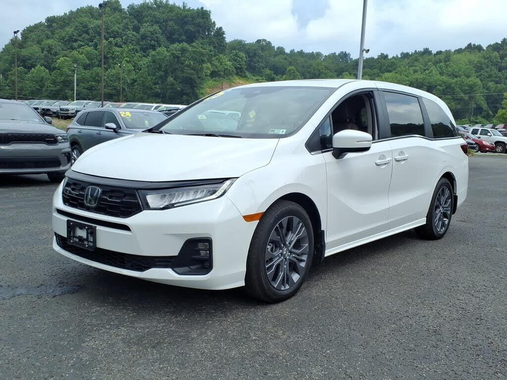 2025 Honda Odyssey Touring — photo 1 of 3