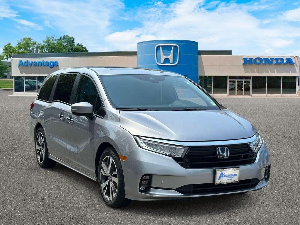2023 Honda Odyssey Touring — photo 1 of 14