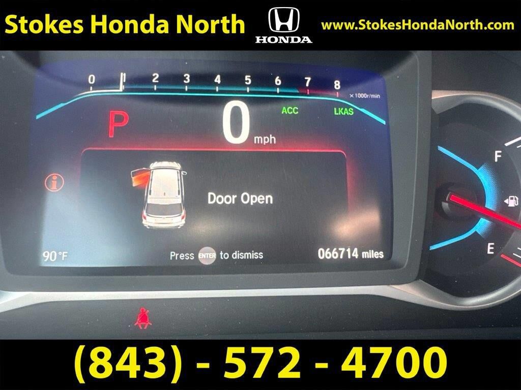 2022 Honda Pilot Touring w/Rear Captain's Chairs — photo 1 of 8