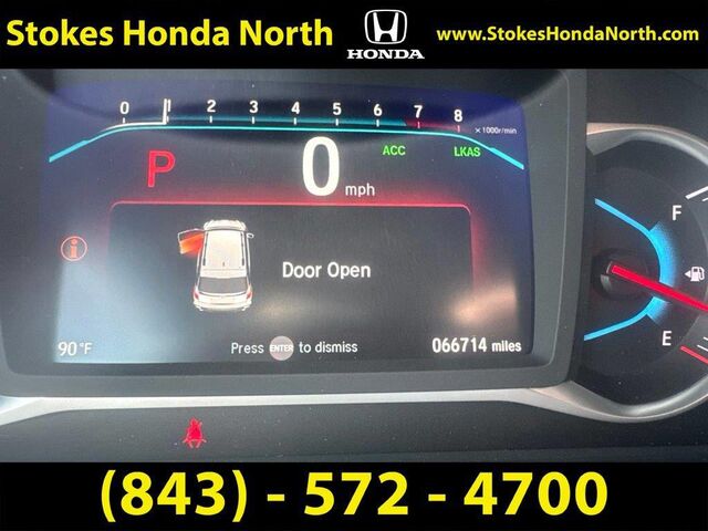 2022 Honda Pilot Touring w/Rear Captain's Chairs