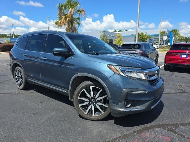 2021 Honda Pilot Touring w/Rear Captain's Chairs