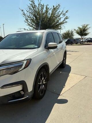 2021 Honda Pilot Touring w/Rear Captain's Chairs — photo 1 of 13