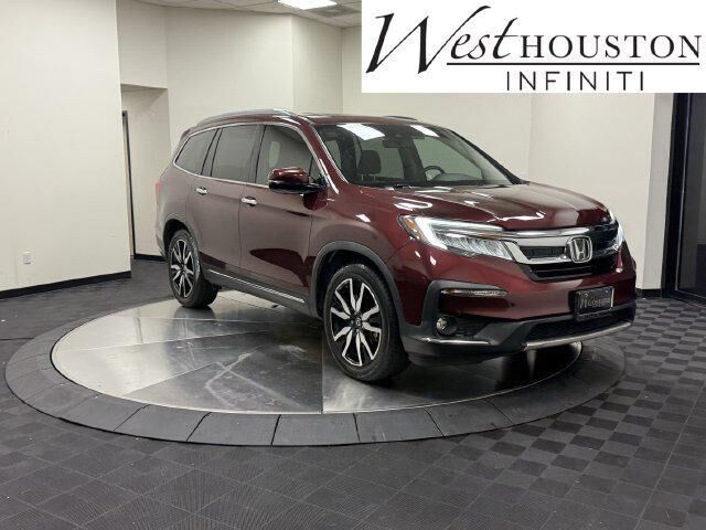 2022 Honda Pilot Touring w/Rear Captain's Chairs — photo 1 of 13