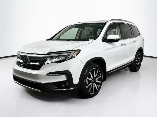 2022 Honda Pilot Touring w/Rear Captain's Chairs