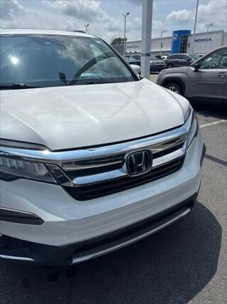 2022 Honda Pilot Touring w/Rear Captain's Chairs — photo 1 of 28