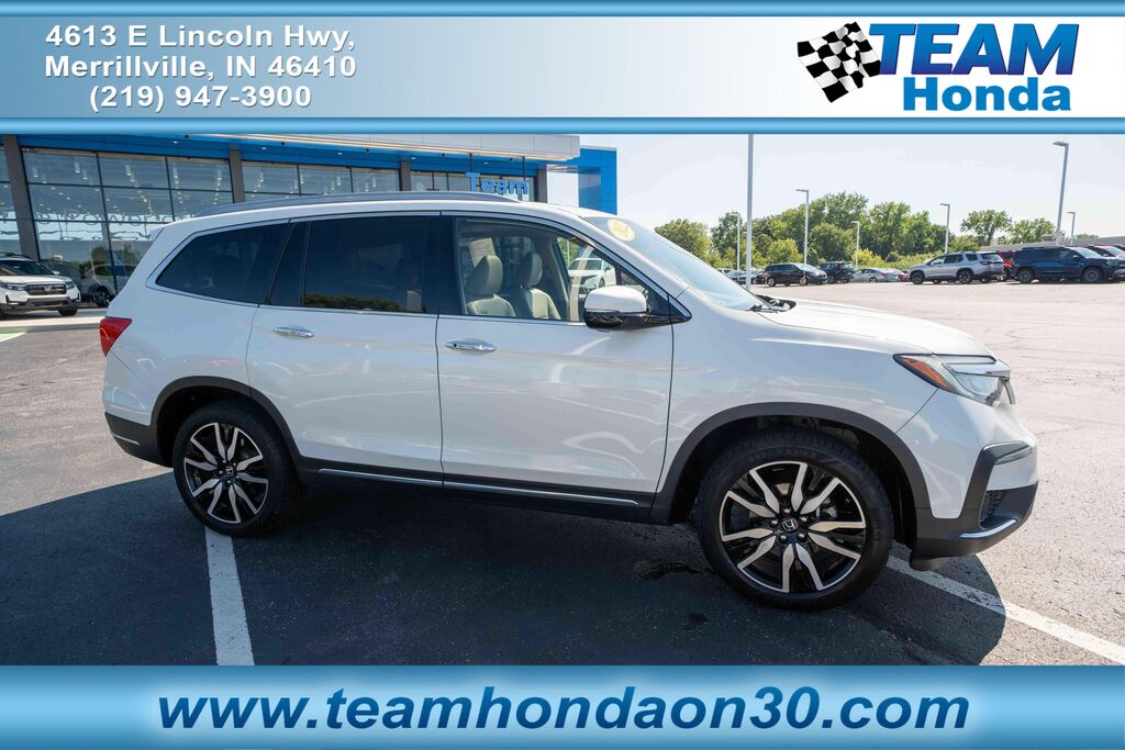 2022 Honda Pilot Touring w/Rear Captain's Chairs — photo 1 of 13