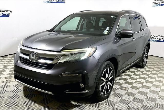 2019 Honda Pilot Touring w/Rear Captain's Chairs