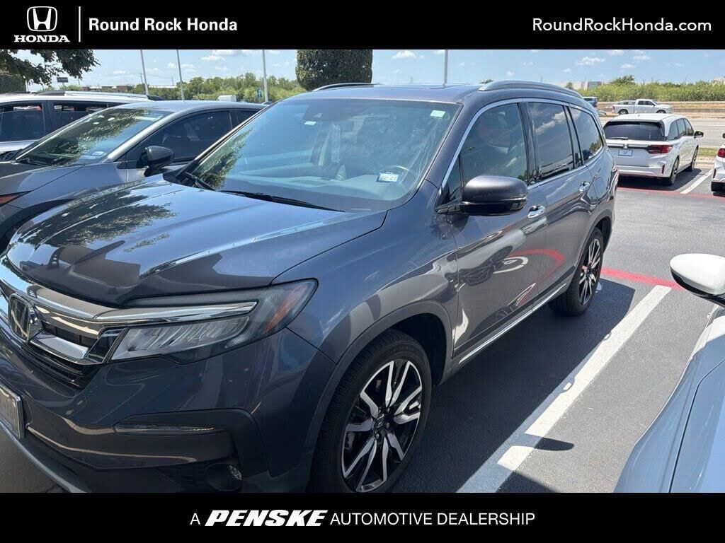 2022 Honda Pilot Touring w/Rear Captain's Chairs — photo 1 of 1