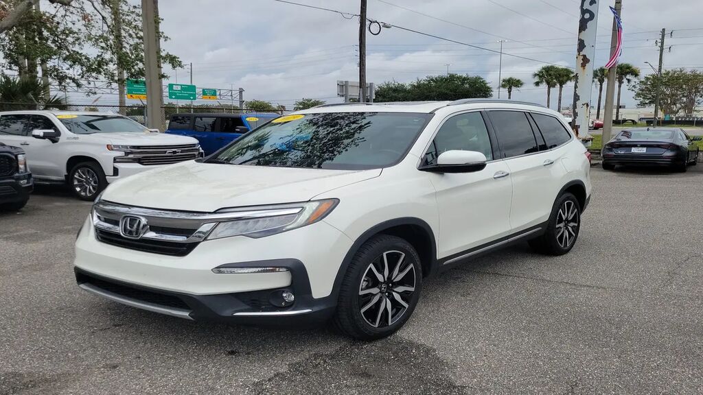2019 Honda Pilot Touring w/Rear Captain's Chairs — photo 1 of 20