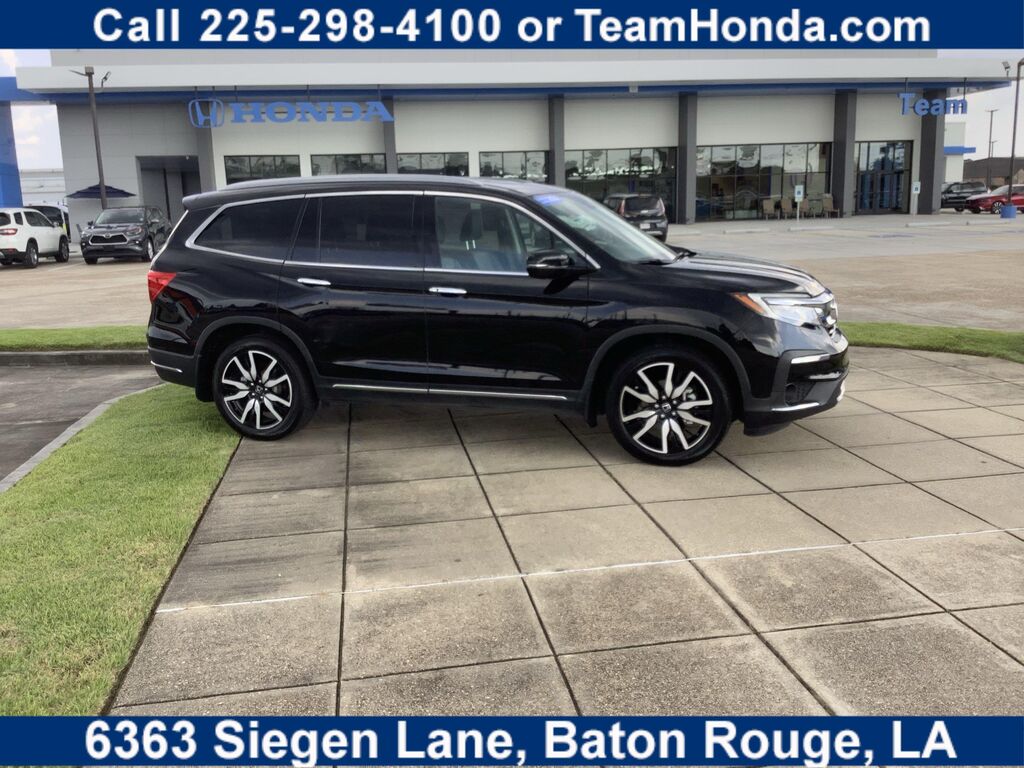 2022 Honda Pilot Touring w/Rear Captain's Chairs — photo 1 of 13
