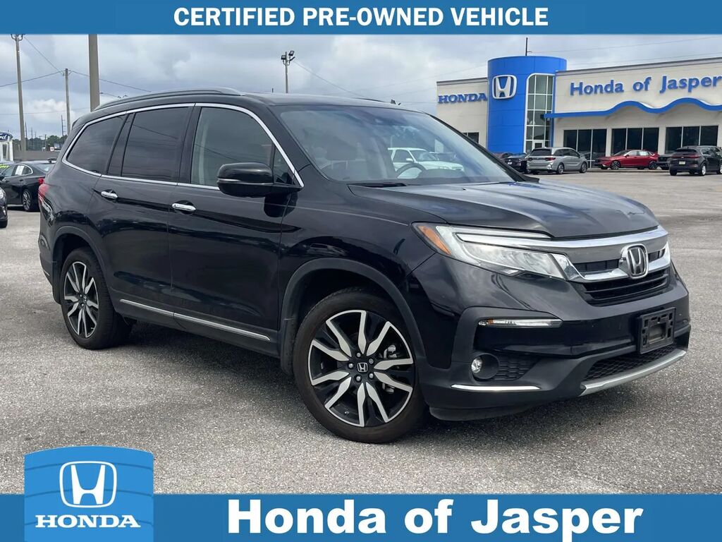 2022 Honda Pilot Touring w/Rear Captain's Chairs — photo 1 of 40